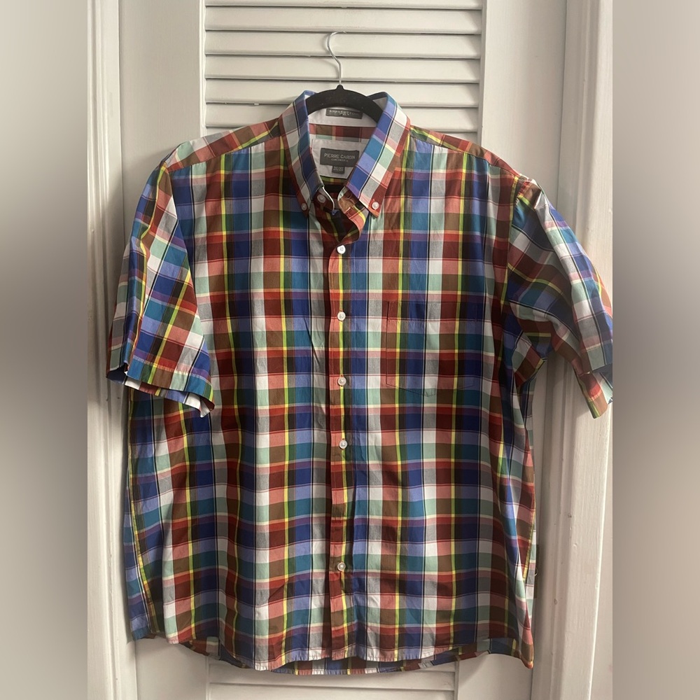 Pierre Cardin 2XL short-sleeved, button-down shirt with a plaid pattern.